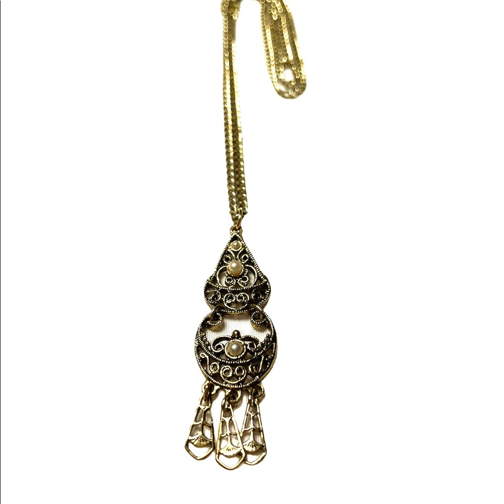 Bronze tone pendant necklace with faux pearls - Picture 5 of 6